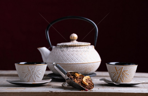桌子日本人茶壶和两杯子用香料调味品端茶图片