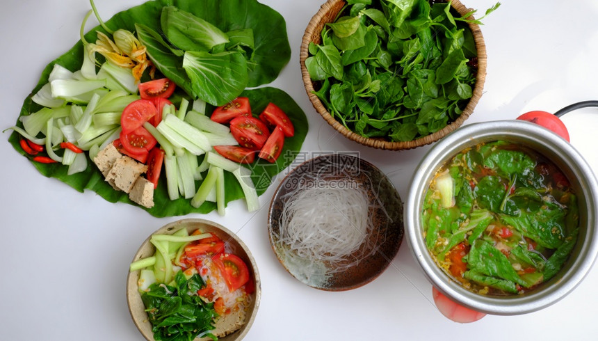 越南绿色蔬菜热锅周末晚餐番茄肉酱豆腐皮肤面条可口的青菜干酪美味和健康饮食丰富的纤维素食他命物最佳吃图片