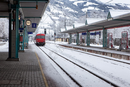 红色客乘高速列车停靠在山区废弃的积雪覆盖火车站运输通信基础设施欧洲旅行等概念横形式的欧洲交通讯旅行游格式轨图片