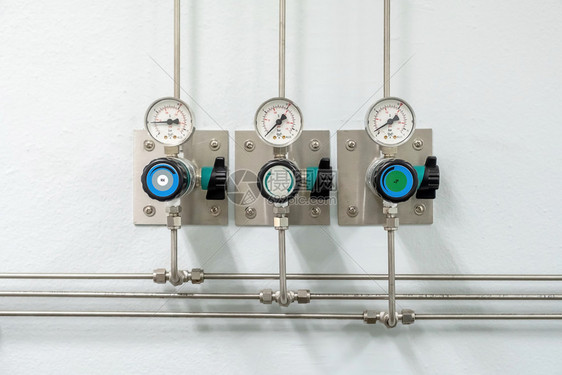 监控液体高的与化学实验室监测量措施压力生产过程的管制人员一道使用氮heliumOxygen空气零管和压计量器的阀值图片