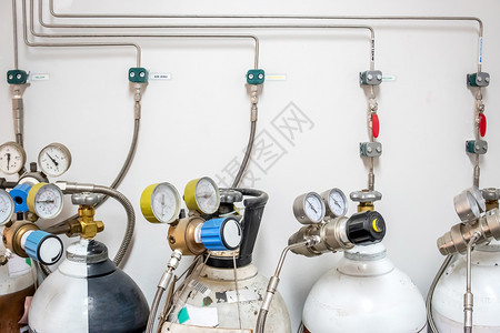 与化学实验室监测量措施压力生产过程的管制人员一道使用氮氧气零油箱和压计量器来监测化学室内的措施压力生产过程调节器贮存工作图片