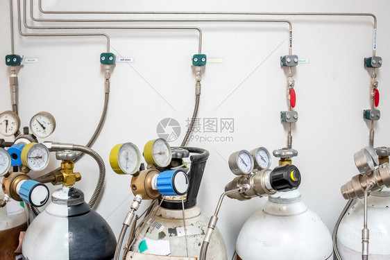 与化学实验室监测量措施压力生产过程的管制人员一道使用氮氧气零油箱和压计量器来监测化学室内的措施压力生产过程调节器贮存工作图片