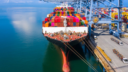 集装箱船在工业港口运载集装箱在公海船进出口业务物流和国际运输中技术海港血管图片