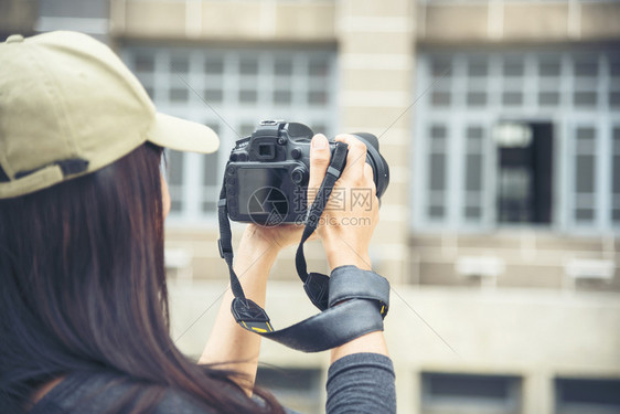亚洲旅游者使用dslr专业摄影机在度假旅行时使用Dslr专业照相机的亚洲旅游者年轻女旅行者携带背包和照相机前往老城美丽的女士背着图片