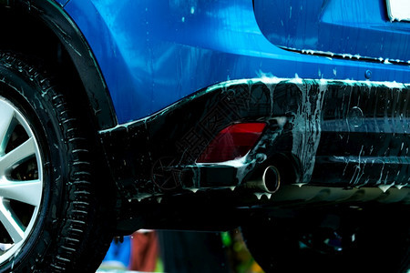 奢华蓝色洗车用白肥皂泡沫汽车护理业务清洁和打蜡前的闪亮服务汽车清洁用防腐剂水和肥皂泡沫洗车汽行业闪耀打扫图片