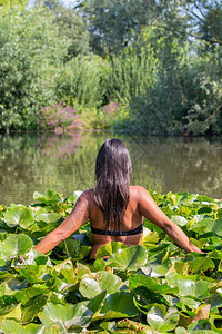 女化情人植物哥伦比亚妇女走过杜查池塘水厂的哥伦比亚妇女图片