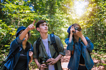 带着朋友背包一起徒步旅行看在路边照相摄影机拍寻找快乐的喜悦假期概念旅行时间较慢亚洲集团青年群与朋友背包一起远足旅行游自然背包客图片