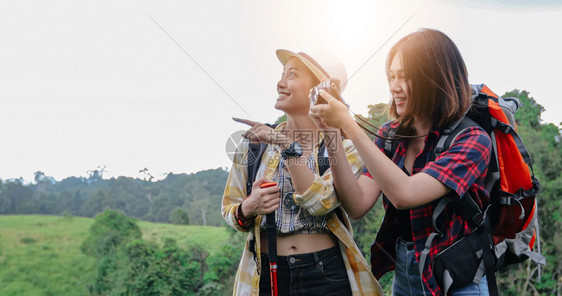 山带着朋友背包一起徒步旅行看在路边照相摄影机拍寻找快乐的喜悦假期概念旅行时间较慢亚洲集团青年群与朋友背包一起远足旅行微笑美丽的图片