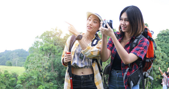 乐趣泰国成功带着朋友背包一起徒步旅行看在路边照相摄影机拍寻找快乐的喜悦假期概念旅行时间较慢亚洲集团青年群与朋友背包一起远足旅行图片