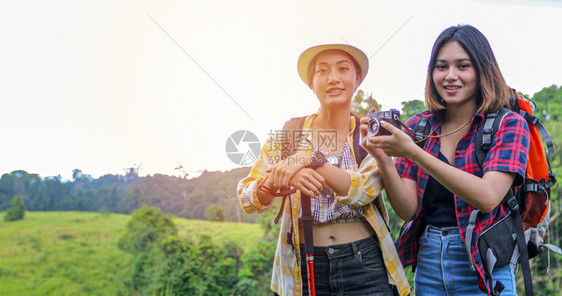 人们户外带着朋友背包一起徒步旅行看在路边照相摄影机拍寻找快乐的喜悦假期概念旅行时间较慢亚洲集团青年群与朋友背包一起远足旅行朋友们图片