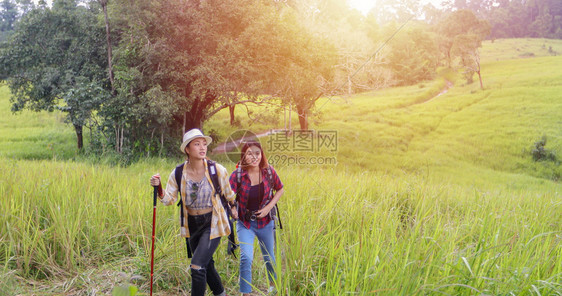 亚洲人女孩带着朋友背包一起徒步旅行看在路边照相摄影机拍寻找快乐的喜悦假期概念旅行时间较慢亚洲集团青年群与朋友背包一起远足旅行年轻图片