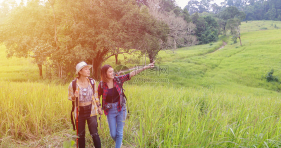 微笑日落冒险带着朋友背包一起徒步旅行看在路边照相摄影机拍寻找快乐的喜悦假期概念旅行时间较慢亚洲集团青年群与朋友背包一起远足旅行图片