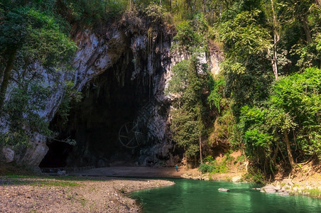 洛德著名的在ThamLod洞穴Pai外山的尽头有女旅行者看望MaehongsonThamLod洞穴泰国最神奇的山洞之一ThamL图片
