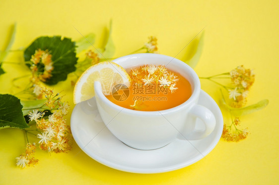 桌子林地氟化烃草药茶高角度的视文字空间黄背景林地氟化烃高角度的视一种健康图片