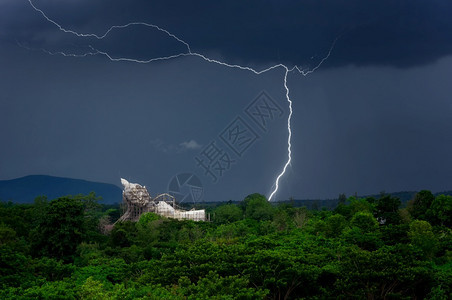 宗教的大佛在雨中与闪电同睡观光形式MaePrachanDamPphetchaburiThaiThairy亚洲人夜晚图片