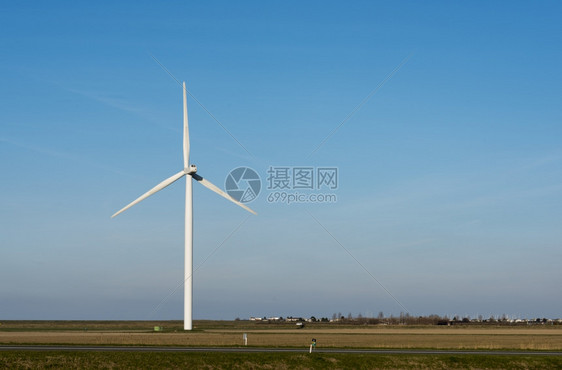 环境春天干净的单白色风车有蓝的夏日天空和绿色农田背景上还有农场前面汽车在街道上图片