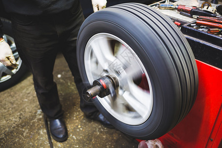 检查事故机器服务中心维修车轮胎装配机械工保养车轮胎装配机械工图片