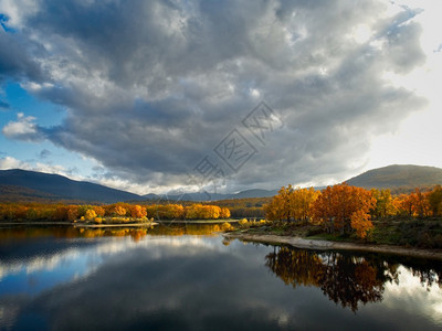 池塘秋天景色图片