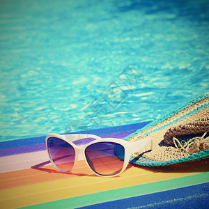 度假夏日太阳镜和草帽背景图片