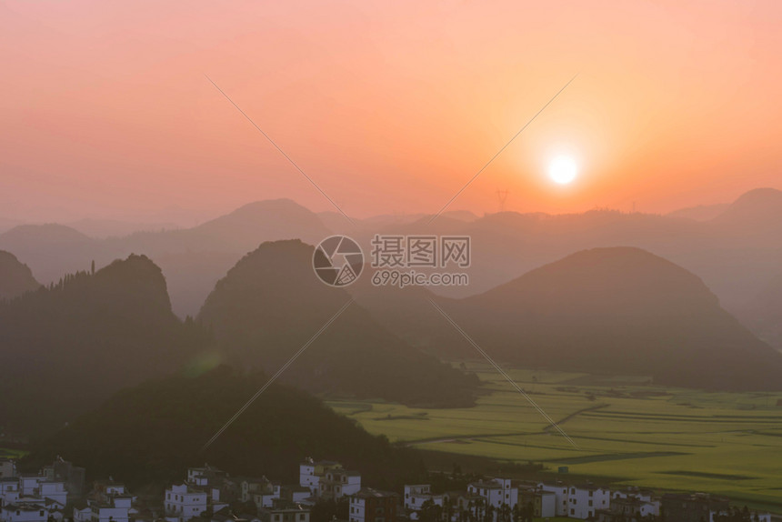 芥末日出太阳金吉芬果登鸡峰小村庄配有种子鲜花图片