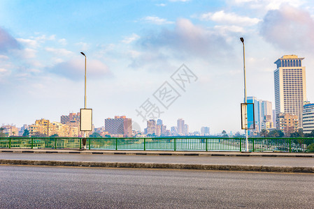 日出开罗桥上的公路埃及桥上的公路历史塔镇图片