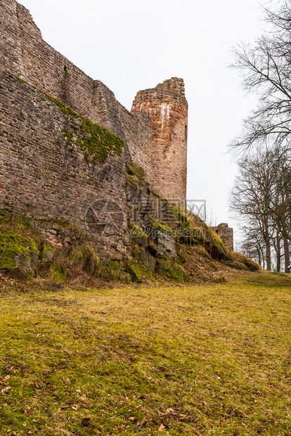 白色的镇捷克Krkonose山下的波西米亚东部中世纪城堡Pecka佩卡图片