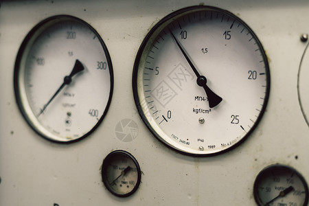 技术具有大量测仪表和灰色的苏联旧压力计蒸汽金属图片