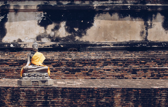 佛教古老的像放在泰国寺庙砖墙上结石身体图片