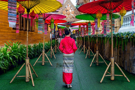 根据泰国文化在南省寺庙穿服装的亚裔妇女按泰国文化传统穿着泰国服装老的漂亮肖像图片