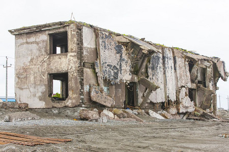 衰变窗海边沙滩上的被毁房屋图片