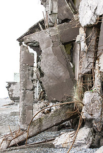 坍塌海边沙滩上的被毁房屋破碎空图片