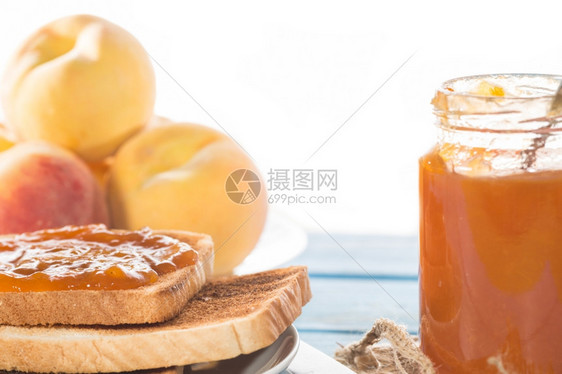 美食甜点罐头自己做的桃子果酱和早餐的吐司图片
