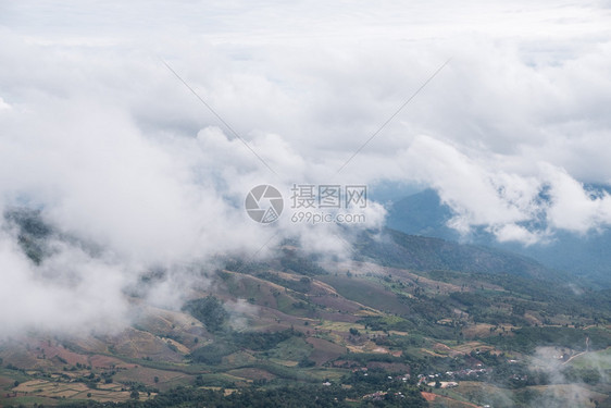 早期的高山覆盖泰公园清晨最阴云多的乌地带在泰公园中多雾路段风景优美图片