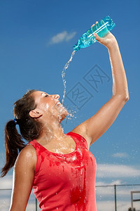 活力手年轻女子泼水自泡锻炼图片
