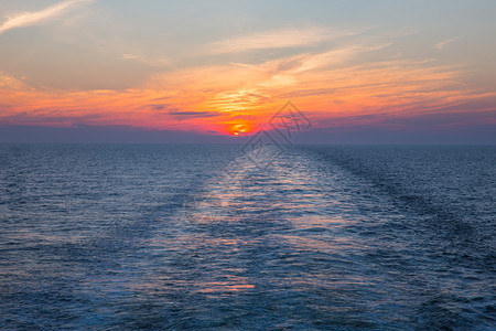 晚上红色的瑞典城市托乔尔姆瑞典日落和海浪及自然橙色天空旅行照片2018年抽象的图片