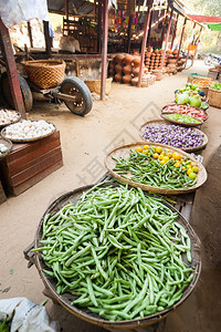 柳条为了香料传统当地水果和蔬菜供在缅甸Bagan旅游目的地户外Asiian市场销售缅甸Bagan图片