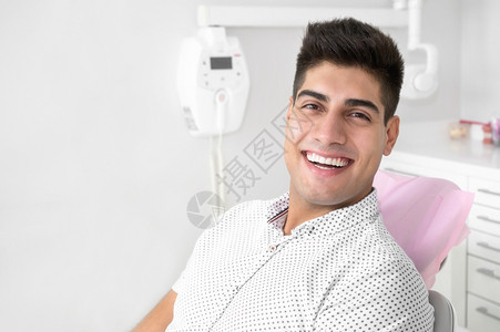在牙诊所接受治疗的男性图片