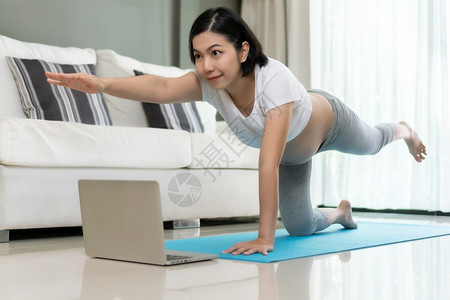 居家瑜伽锻炼的孕妇图片
