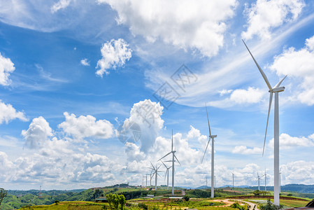 山丘上许多风车场的美丽自然景观蓝天和云底背景清洁能源生态友好型电力在泰国PhetchabunKhhoChaoKhhoPhitec图片