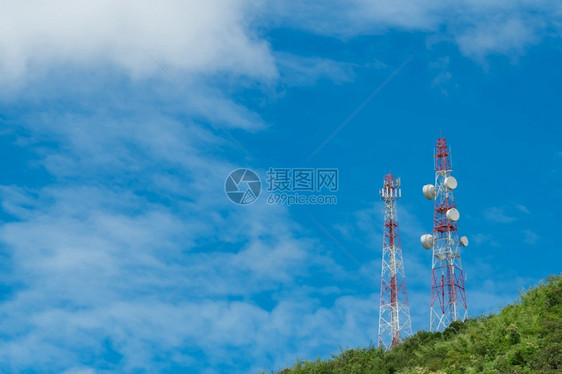 工业的高山上电信塔蓝天绿树线无电和卫星杆通信技术电行业移动或电信4g网络全球的图片