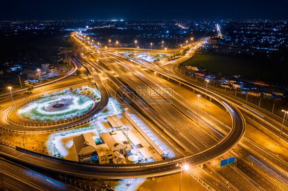 路线从无人机摄像头在泰国夜间连接城市的汽车运输新环城交汇处和高速公路旁通的空中顶视图施工最佳概述图片