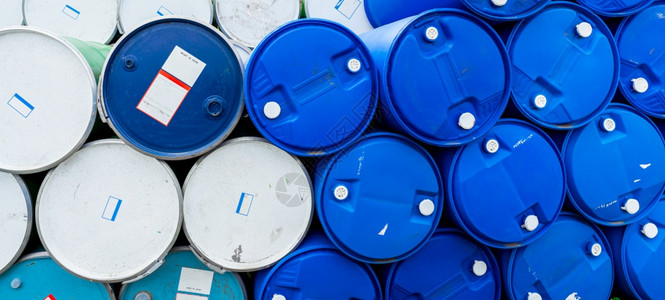 鼓日本铅和绿色油桶钢塑料箱有毒废物仓库危险化学品桶加上警告标签包装桶中工业废物厂危险储存中的工业废物图片
