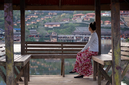 照片旅游女行者在泰国梅宏子的LeeWineRukThaiHai度假村观光这是摄影师和游客在MeaHongSon的BanThai村图片