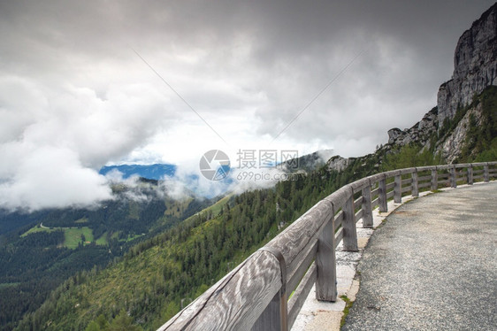 晚上顶峰在薄雾景观中美丽的山壮景色戏剧旅行背景美丽的自然德国在薄雾景观中美丽的山壮景色多云的观范围图片