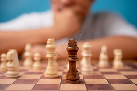 棕色国王象棋的选择重点以及竞争中商人思维战略和竞争对手评价的背景领导力概念商业战略企205胜利可选择的经理图片