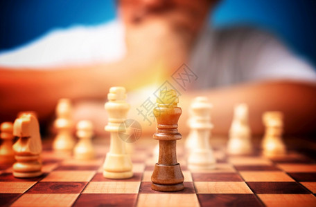 人们专业的战术棕色国王象棋的选择重点以及竞争中商人思维战略和竞争对手评价的背景领导力概念商业战略企205图片