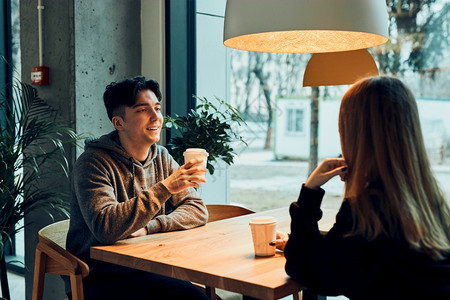 朋友聊天一起喝咖啡坐在厅里男女在休息咖啡厅里放轻松手肖像男人图片