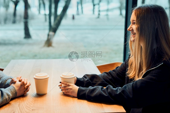 面包店女士朋友聊天一起喝咖啡坐在厅里男女在休息咖啡厅里放轻松员工图片