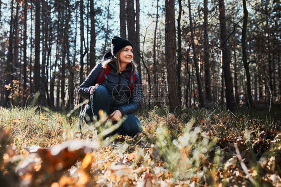 在阳光明媚的节假日享受远足的妇女背包走过森林道路的女渡过与自然相亲的暑假旅行晴天喜悦图片