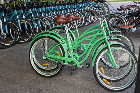 许多自行车是排成一的现代旧式车型面纸绿色运输概念另类观点环境友好型车和环保等一种旅游租金图片